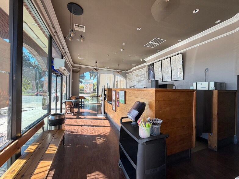 1 W Duarte Rd, Arcadia, CA à louer - Photo de l’immeuble – Image 3 sur 7