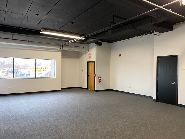 612-622 W 5th Ave, Naperville, IL à louer - Photo intérieure – Image 2 sur 8