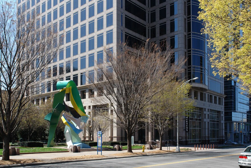 227 W Trade St, Charlotte, NC à louer - Photo de l’immeuble – Image 2 sur 18