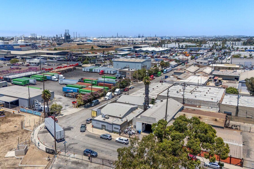 2165 W Cowles St, Long Beach, CA à louer - Photo de l’immeuble – Image 1 sur 22