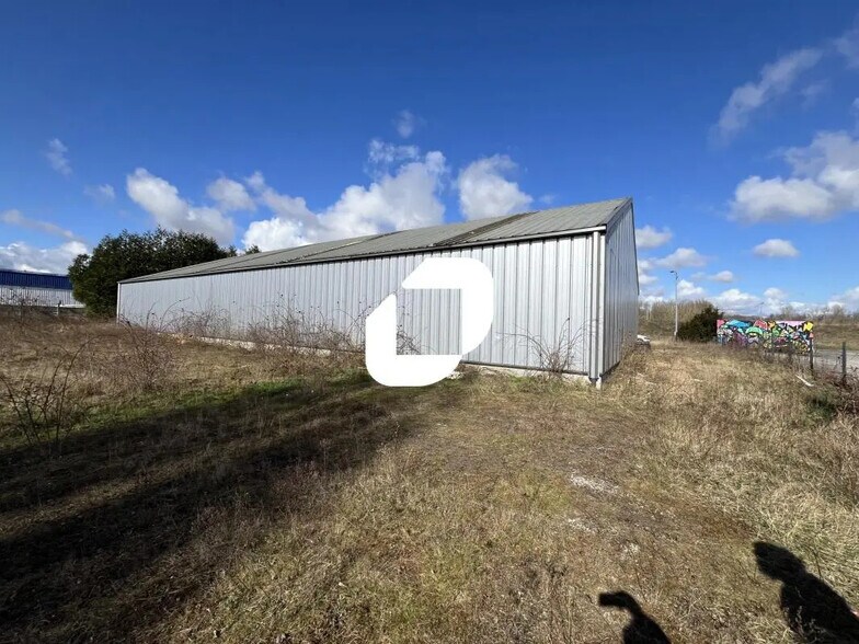 Local d'activités dans Bruay-la-Buissière à vendre - Photo de l’immeuble – Image 2 sur 9