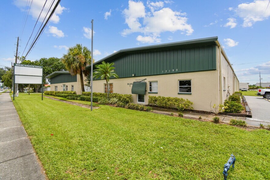 13195 N 49th St N, Clearwater, FL à louer - Photo de l’immeuble – Image 3 sur 18