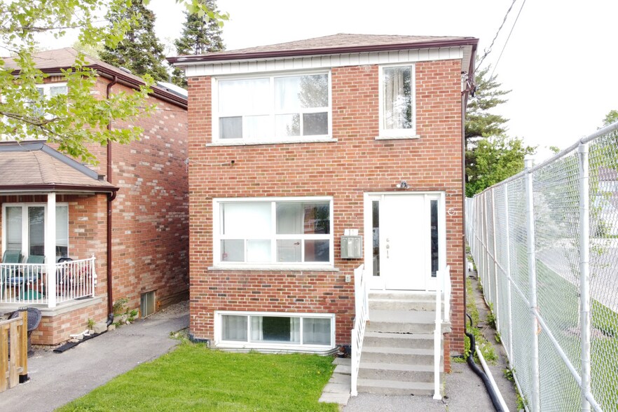 11 Dennis Av, Toronto, ON à vendre - Photo de l’immeuble – Image 2 sur 8