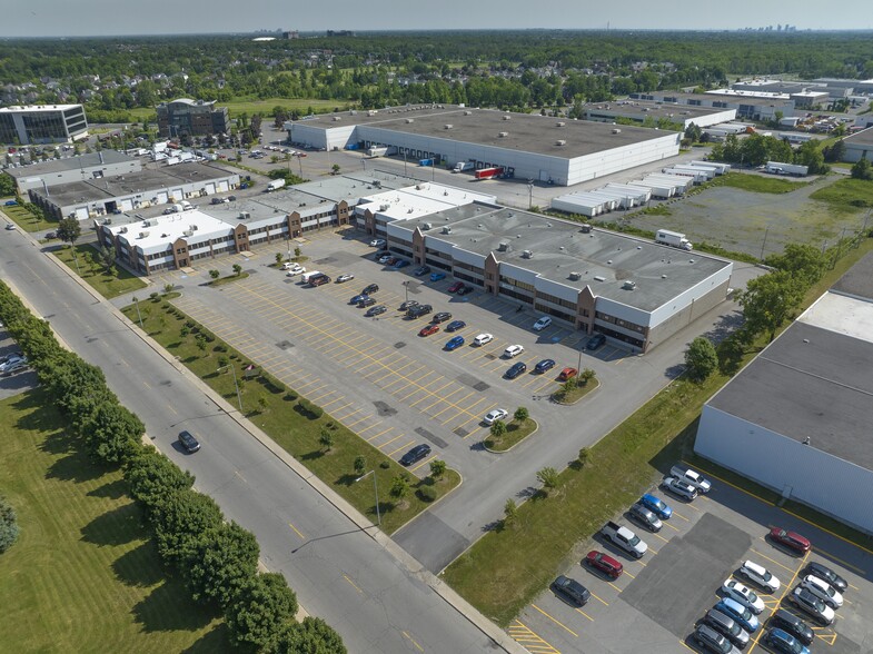 784-818 Boul Guimond, Longueuil, QC à louer - Photo de l’immeuble – Image 2 sur 5