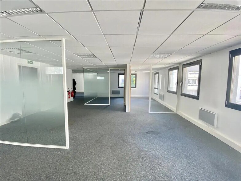 Bureau dans Clichy à louer - Photo de l’immeuble – Image 1 sur 7