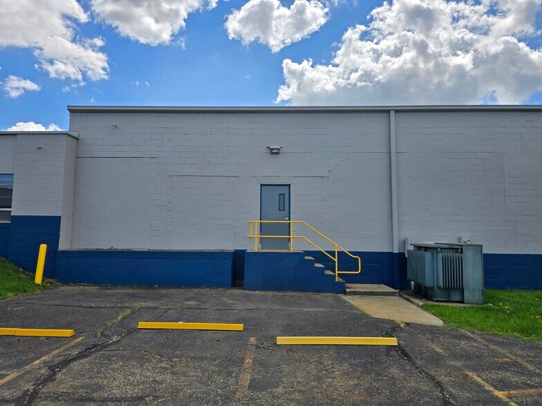 557 E Tallmadge Ave, Akron, OH à louer - Photo de l’immeuble – Image 2 sur 16