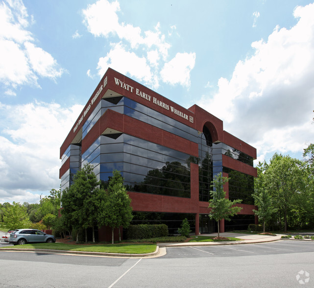 1912 Eastchester Dr, High Point, NC à louer - Photo principale – Image 1 sur 25