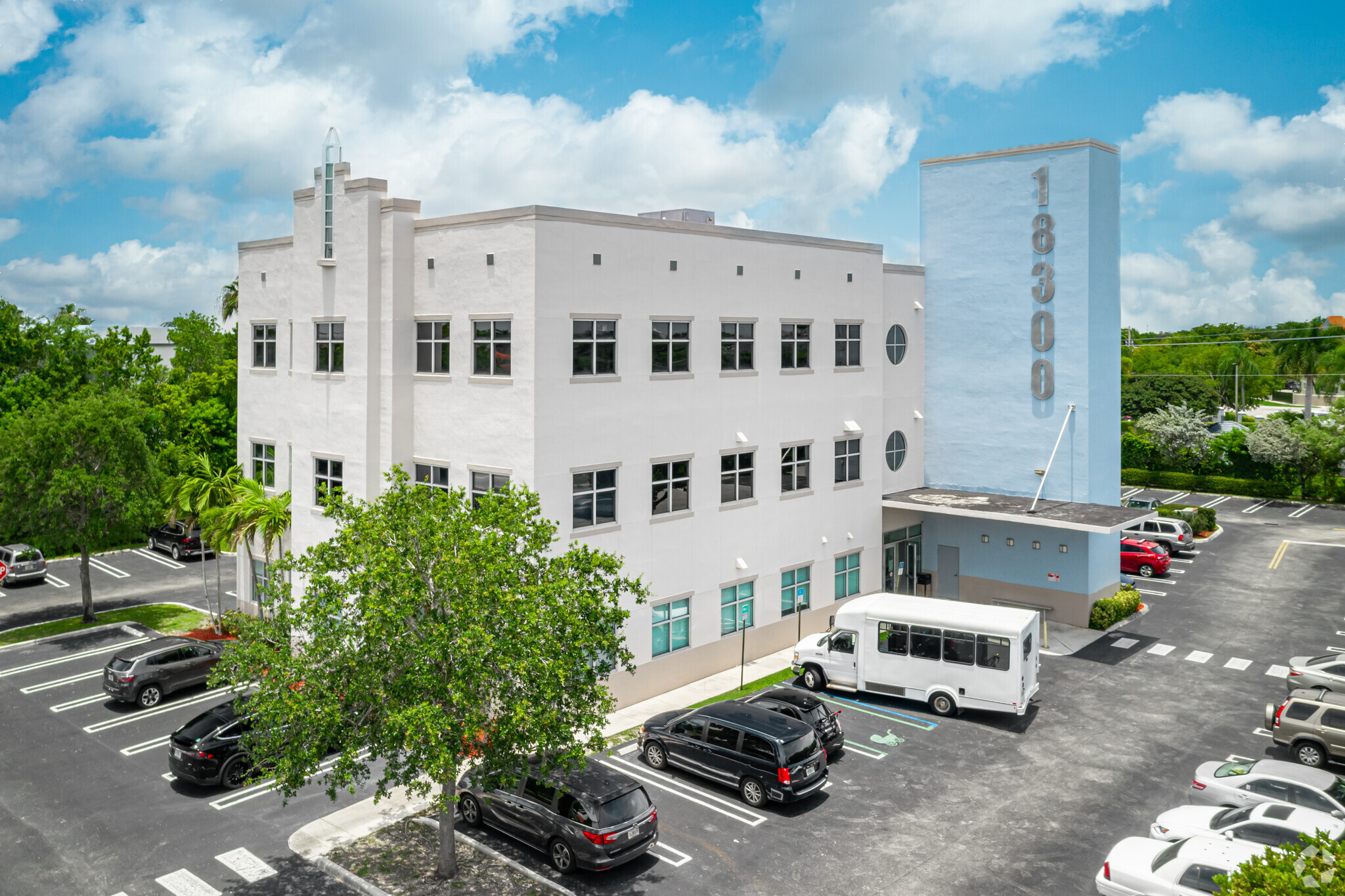 18300 NW 62nd Ave, Hialeah, FL à louer Photo principale– Image 1 sur 41