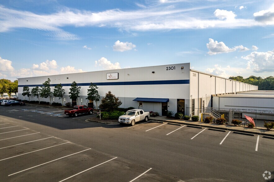 2301 Nevada Blvd, Charlotte, NC à louer - Photo principale – Image 1 sur 7