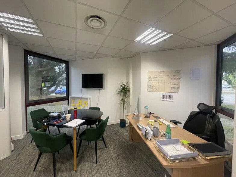 Bureau dans Vénissieux à louer - Photo de l’immeuble – Image 1 sur 5