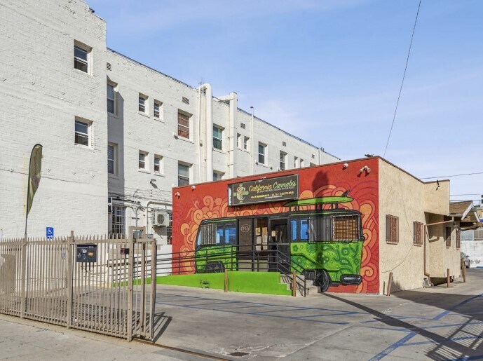 654 N Manhattan Pl, Los Angeles, CA à vendre - Photo de l’immeuble – Image 3 sur 9