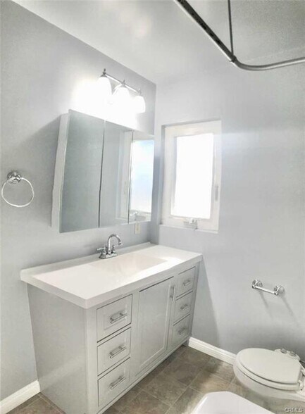 536 W Maple Ave, El Segundo, CA à vendre - Photo intérieure – Image 2 sur 4