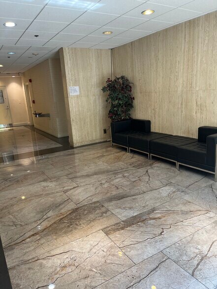 1451 Belle Haven Rd, Alexandria, VA à vendre - Photo intérieure – Image 2 sur 10