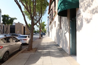 200 E Chapman Ave, Orange, CA à louer Photo de l’immeuble– Image 1 sur 15
