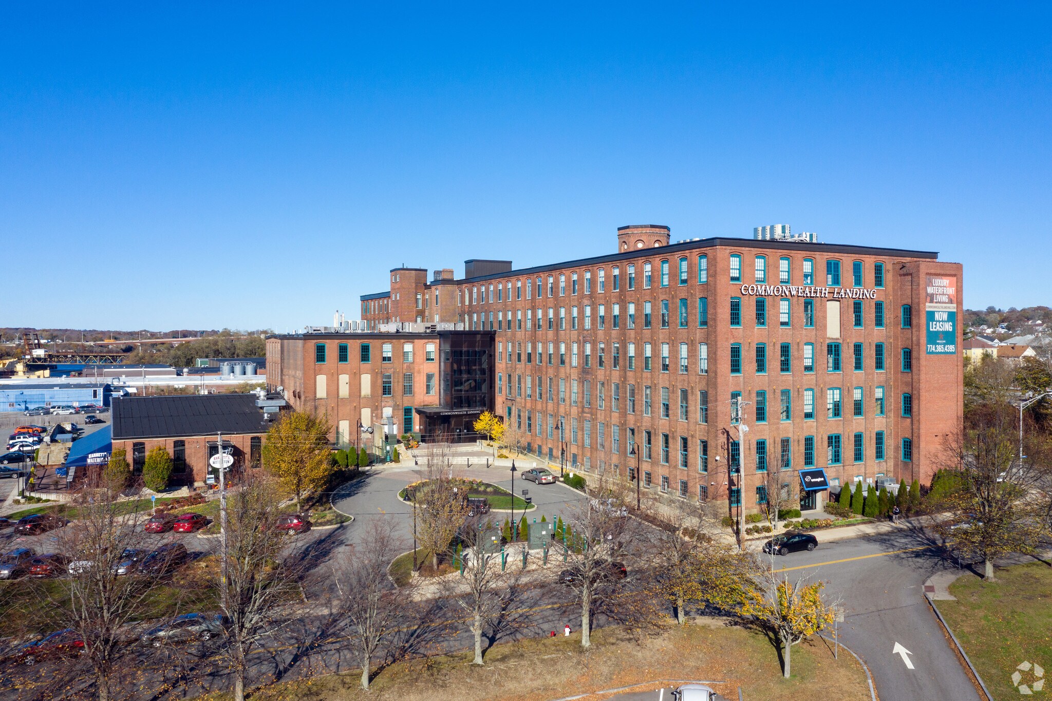 1082 Davol St, Fall River, MA à louer Photo principale– Image 1 sur 60