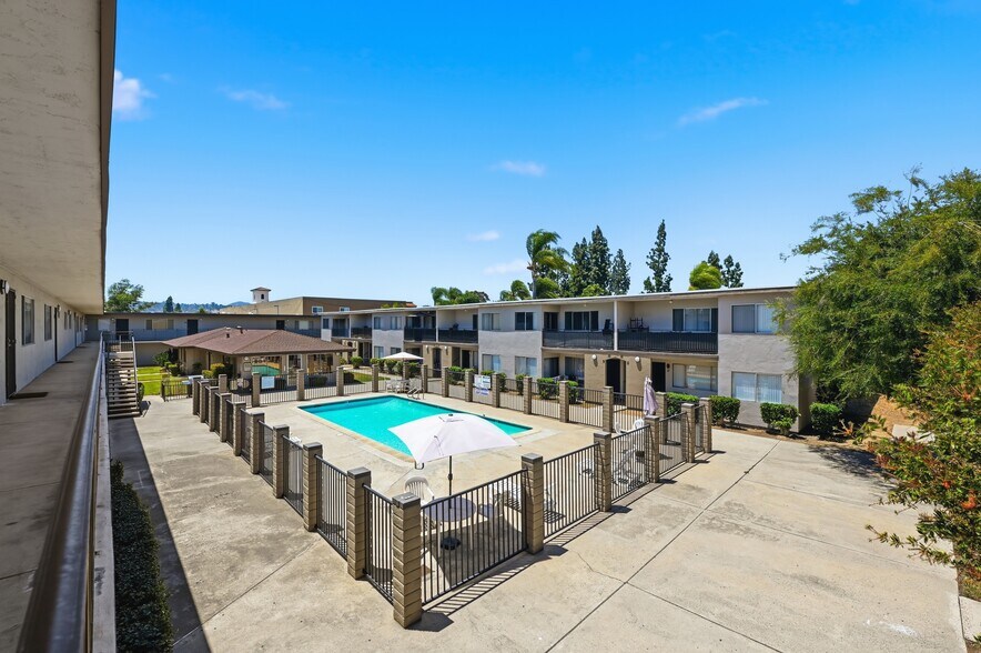 444 Graves Ave, El Cajon, CA à vendre - Photo de l’immeuble – Image 3 sur 19