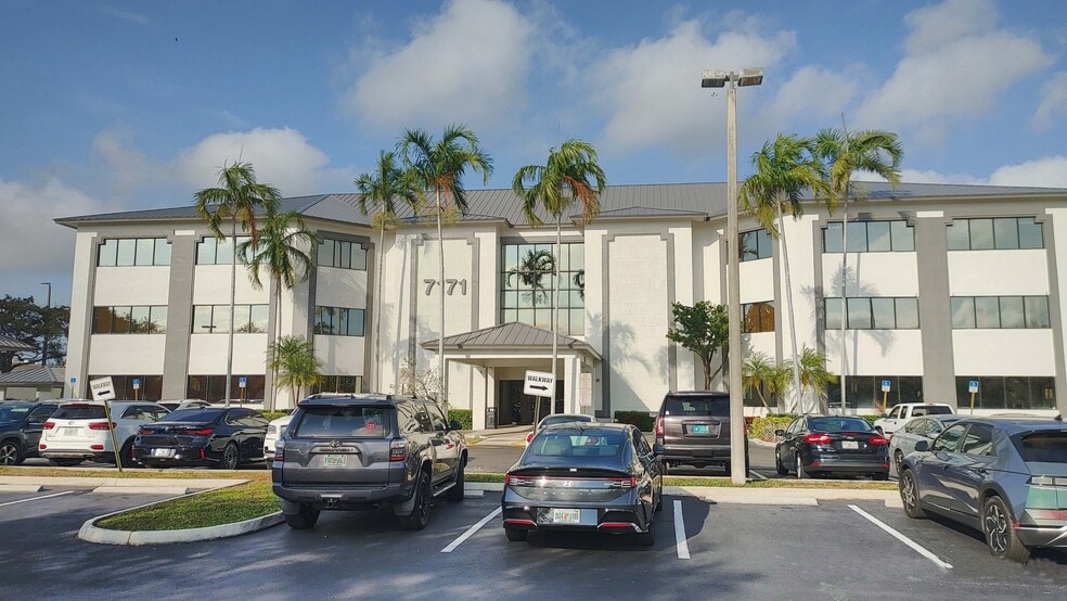 7171 N University Dr, Tamarac, FL à vendre - Photo principale – Image 1 sur 34