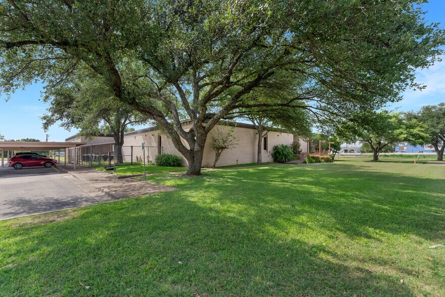 4604 Ben White Blvd E, Austin, TX à louer - Photo de l’immeuble – Image 3 sur 5