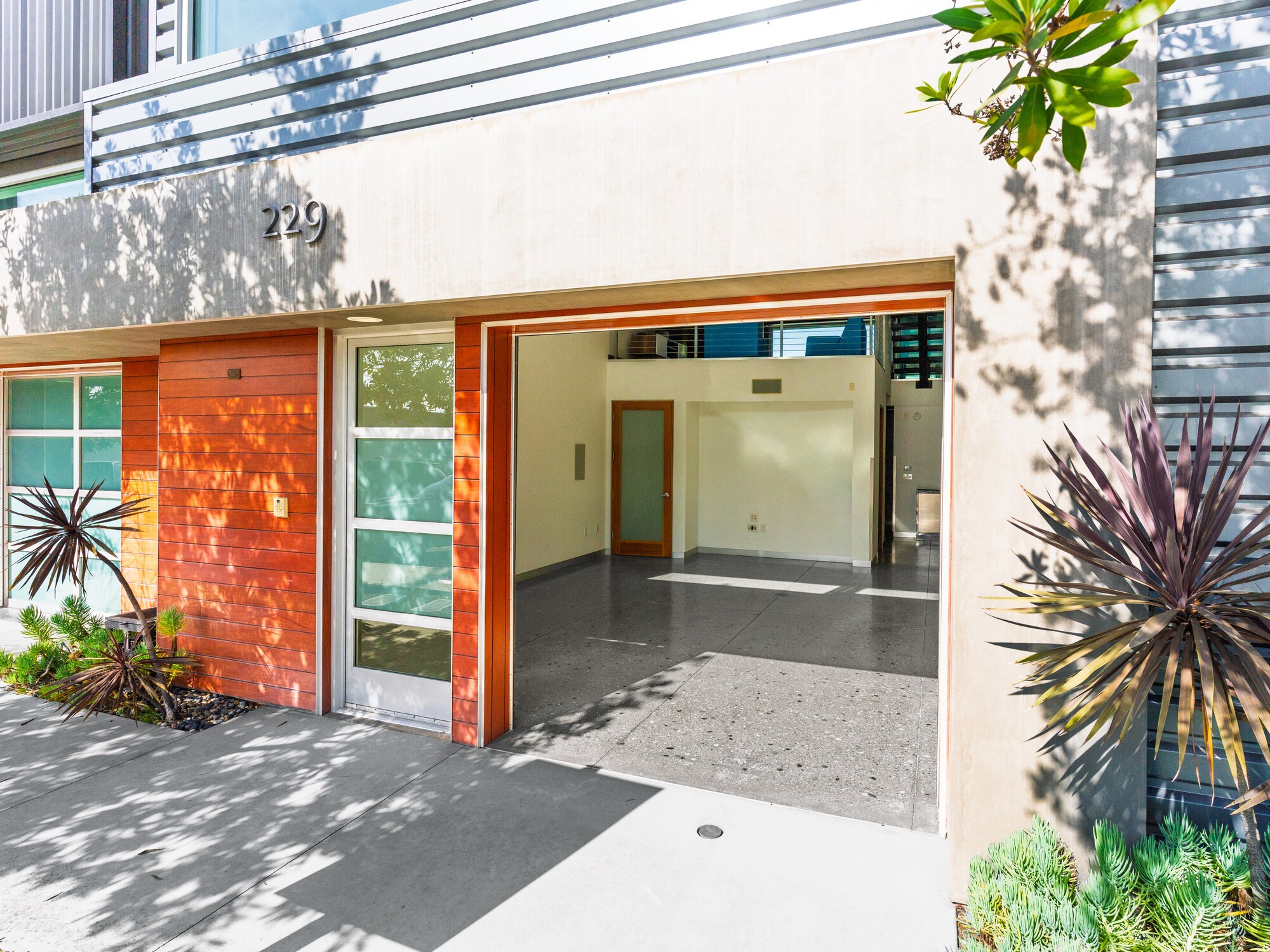 215-237 California St, El Segundo, CA à louer Photo de l’immeuble– Image 1 sur 27