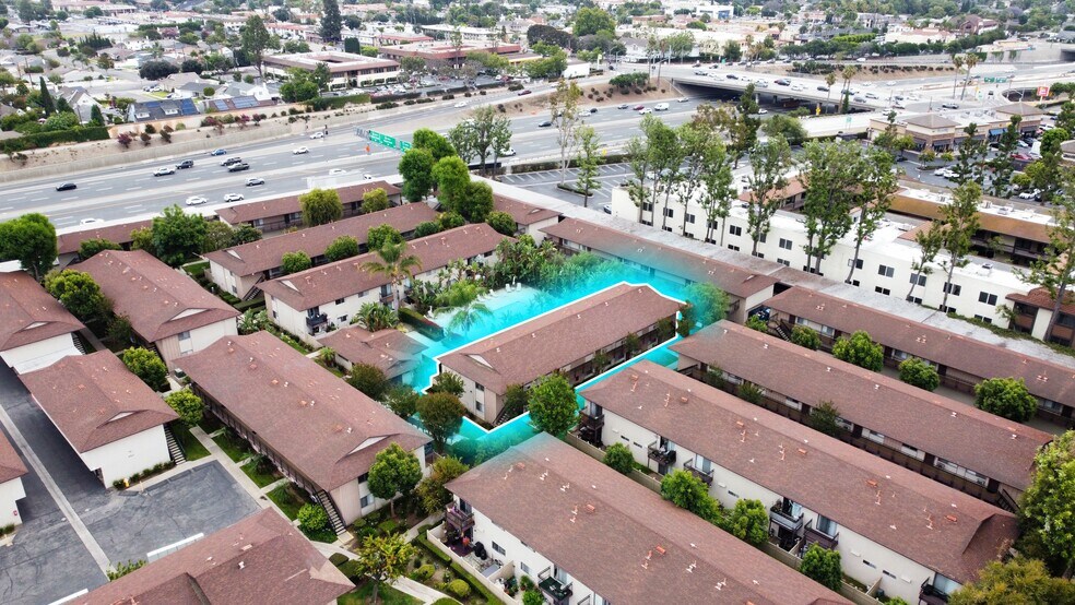 549 N Tustin Ave, Santa Ana, CA à vendre - Photo de l’immeuble – Image 1 sur 12
