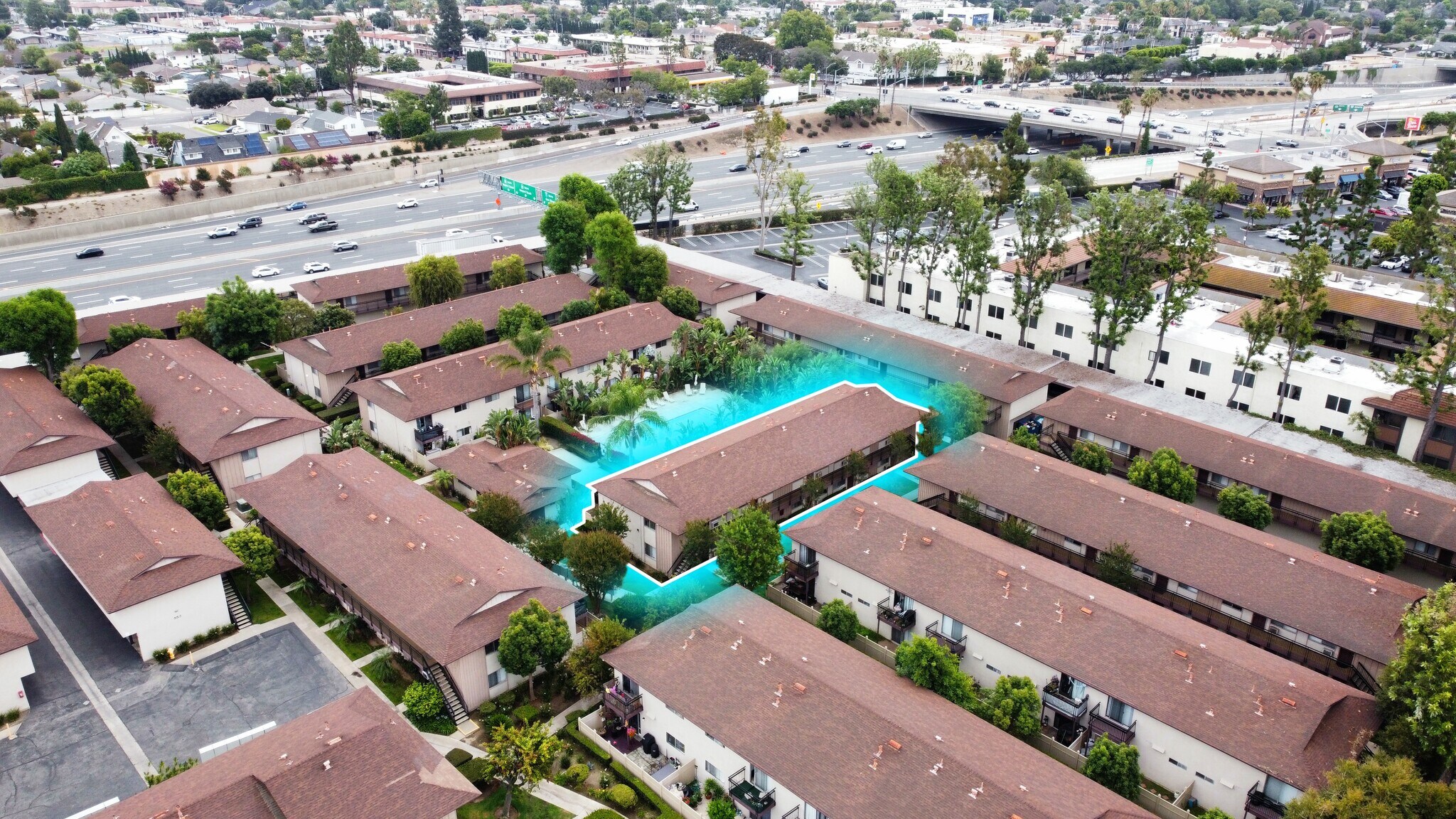 549 N Tustin Ave, Santa Ana, CA à vendre Photo de l’immeuble– Image 1 sur 13