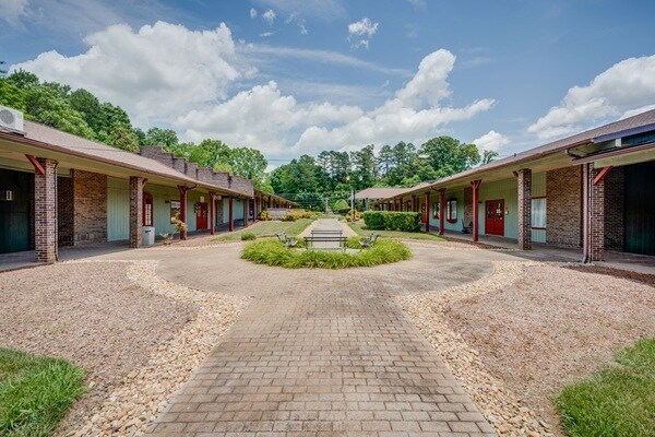 2700 S Roan St, Johnson City, TN à louer - Photo de l’immeuble – Image 3 sur 14
