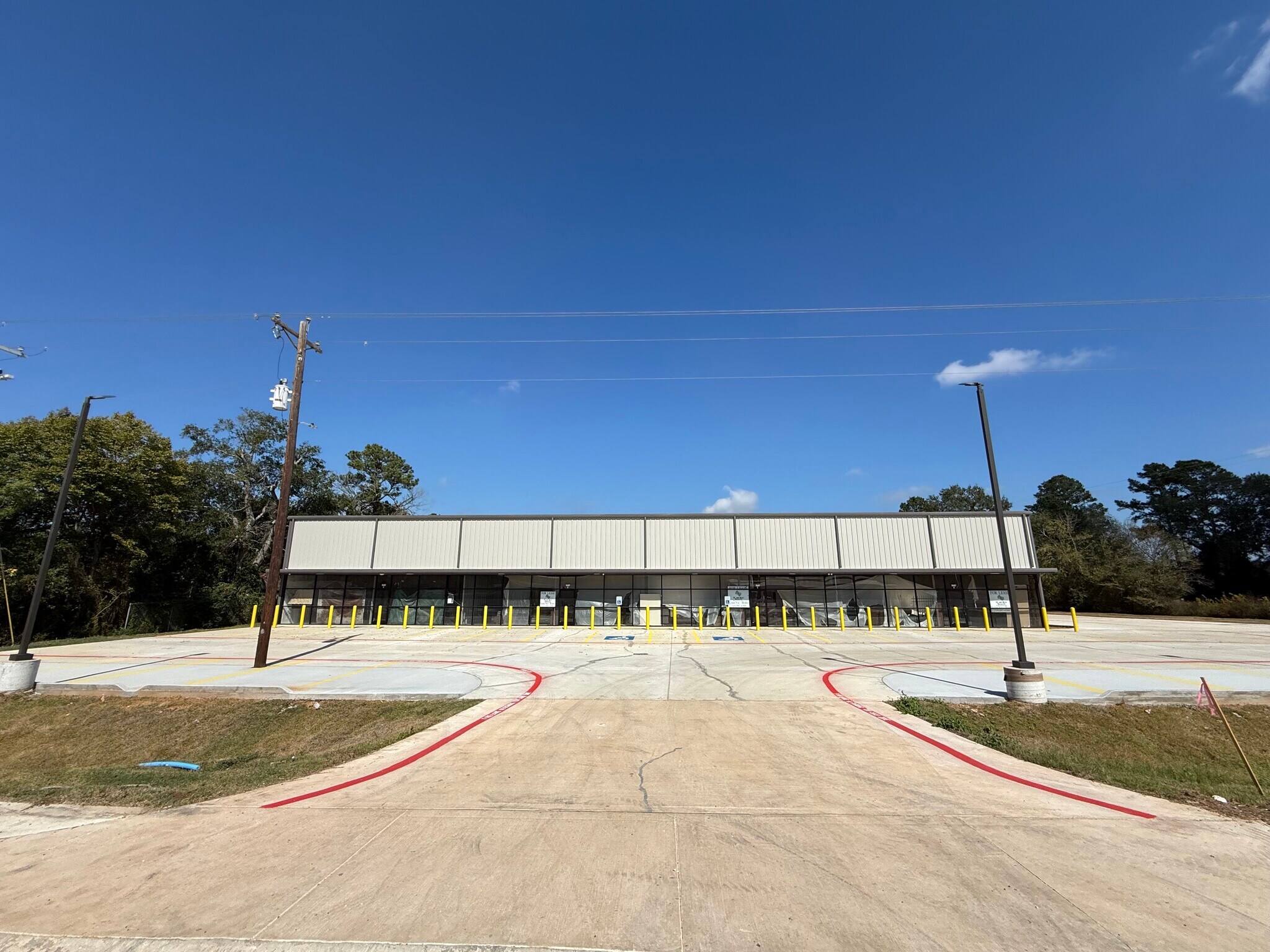 18487 Highway 105, Cleveland, TX à louer Photo principale– Image 1 sur 13