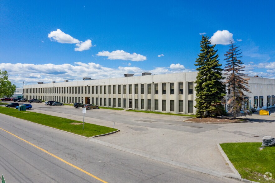 4441 76th Ave SE, Calgary, AB à louer - Photo de l’immeuble – Image 1 sur 3