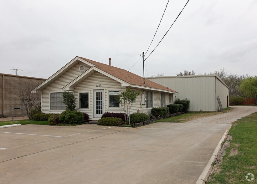 2245 Royal Ln, Dallas, TX à louer - Photo de l’immeuble – Image 2 sur 3