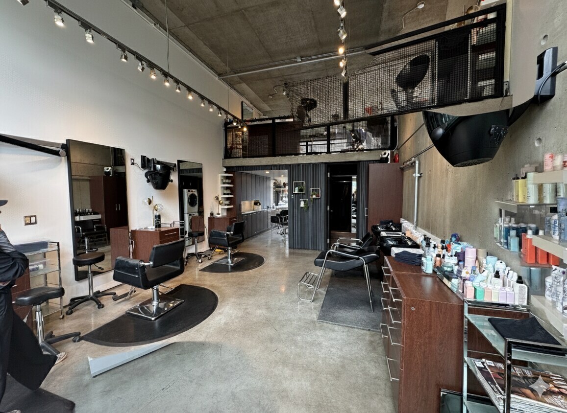 1540 W 2nd Ave, Vancouver, BC V6J 1H2 - Lot 307 - - Photo intérieure - Image 2 of 6