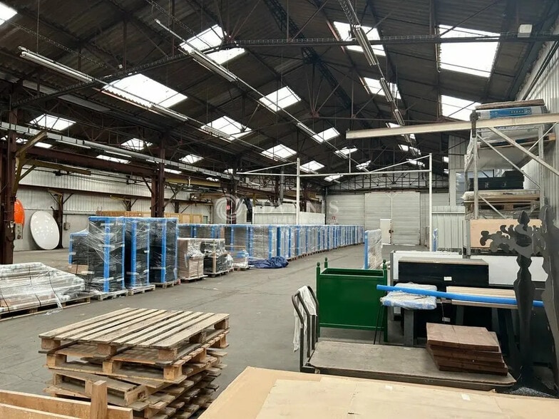 Local d'activités dans Nazelles-Négron à vendre - Photo de l’immeuble – Image 2 sur 11