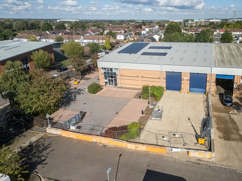 Mollison Ave, Enfield à louer - Photo de l’immeuble – Image 2 sur 13