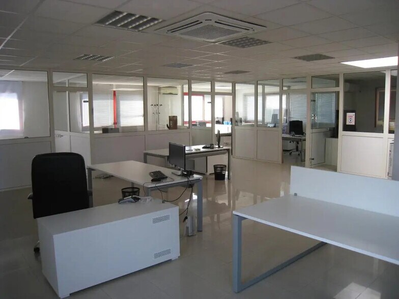 Bureau dans Aubagne à louer - Photo de l’immeuble – Image 1 sur 7