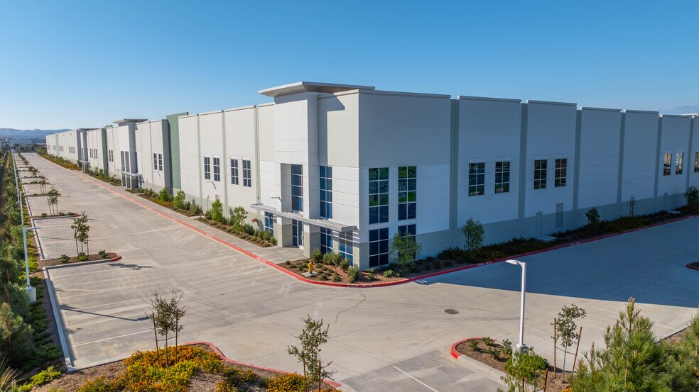 15881 Terminal Ct, Chino, CA à louer - Photo de l’immeuble – Image 3 sur 16