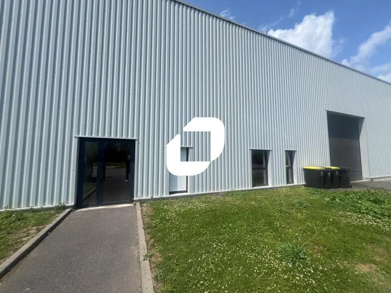 Local d’activités dans Sars-et-Rosières à louer - Photo de l’immeuble – Image 2 sur 18