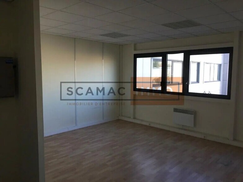 5 Place Copernic, 91080 Courcouronnes, COURCOURONNES à louer - Photo de l’immeuble – Image 3 sur 4