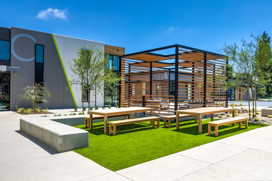 660 W Baker St, Costa Mesa, CA à louer - Photo de l’immeuble – Image 3 sur 12