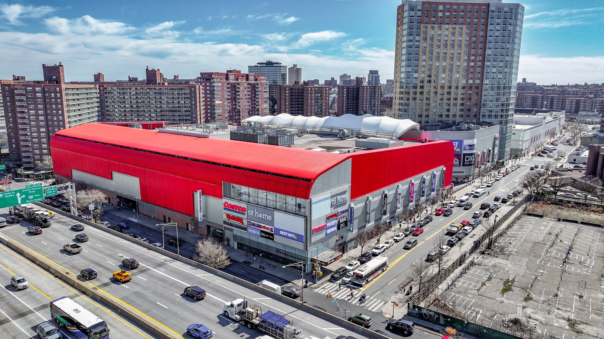 6135 Junction Blvd, Rego Park, NY à louer Photo de l’immeuble– Image 1 sur 2