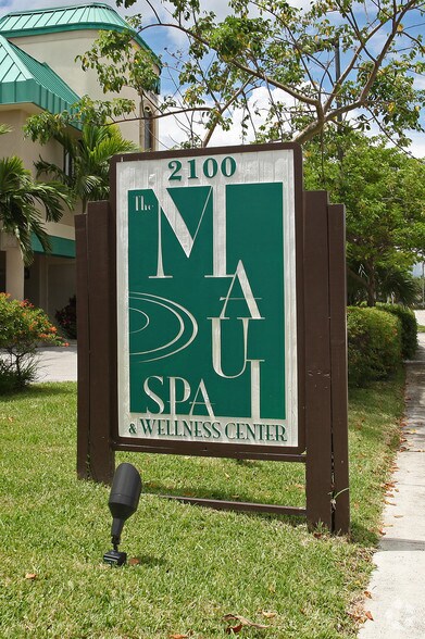2100 NW 2nd Ave, Boca Raton, FL à louer - Photo de l’immeuble – Image 3 sur 20
