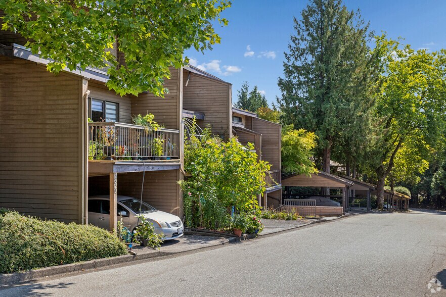 2620-2698 Moorcroft Crt, Burnaby, BC à vendre - Photo principale – Image 3 sur 3