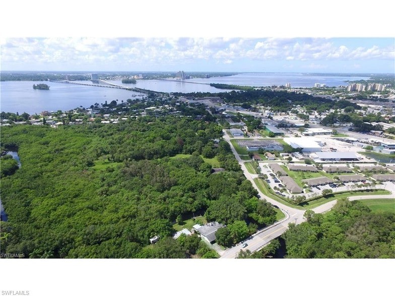 1356 Lavin Ln, North Fort Myers, FL à vendre - Photo de l’immeuble – Image 2 sur 5
