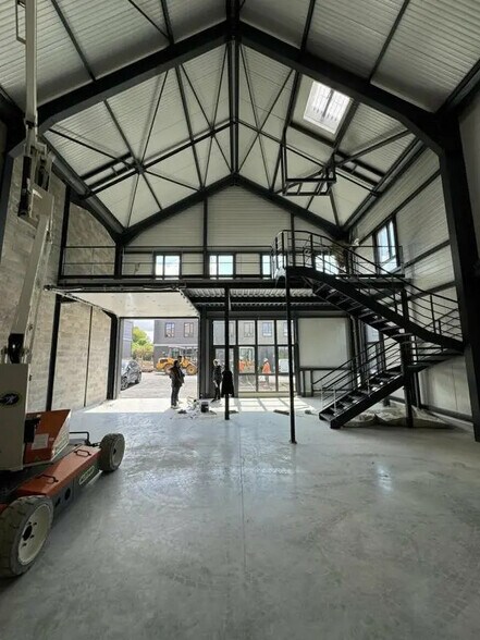 Local d’activités dans Groslay à louer - Photo de l’immeuble – Image 1 sur 7