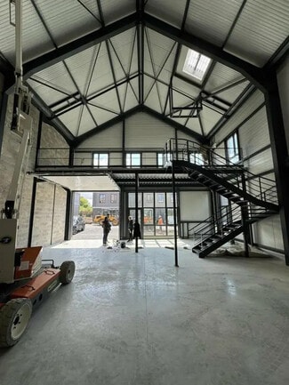 Plus de détails pour Local d'activités à louer