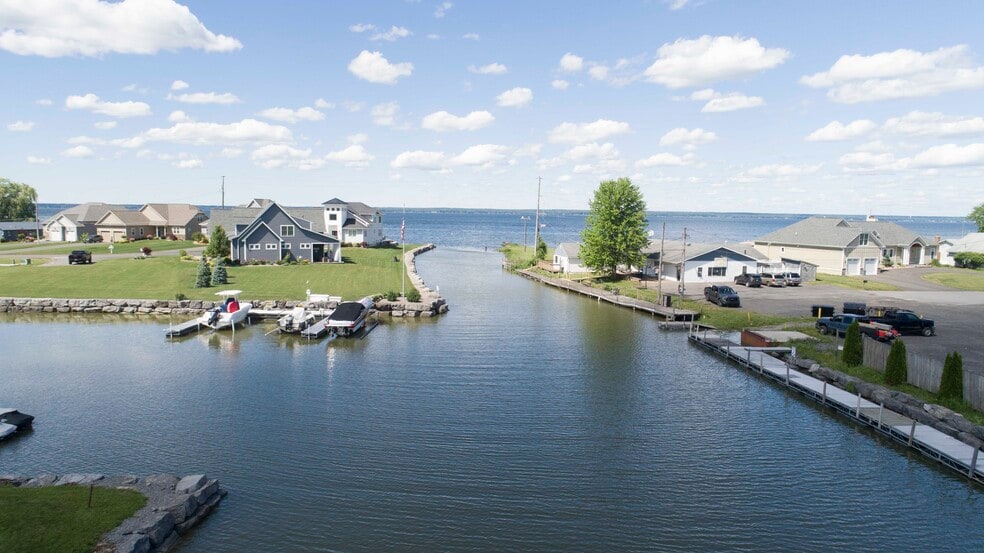 303 Barrett Ln, Bridgeport, NY à vendre - Photo de l’immeuble – Image 1 sur 18