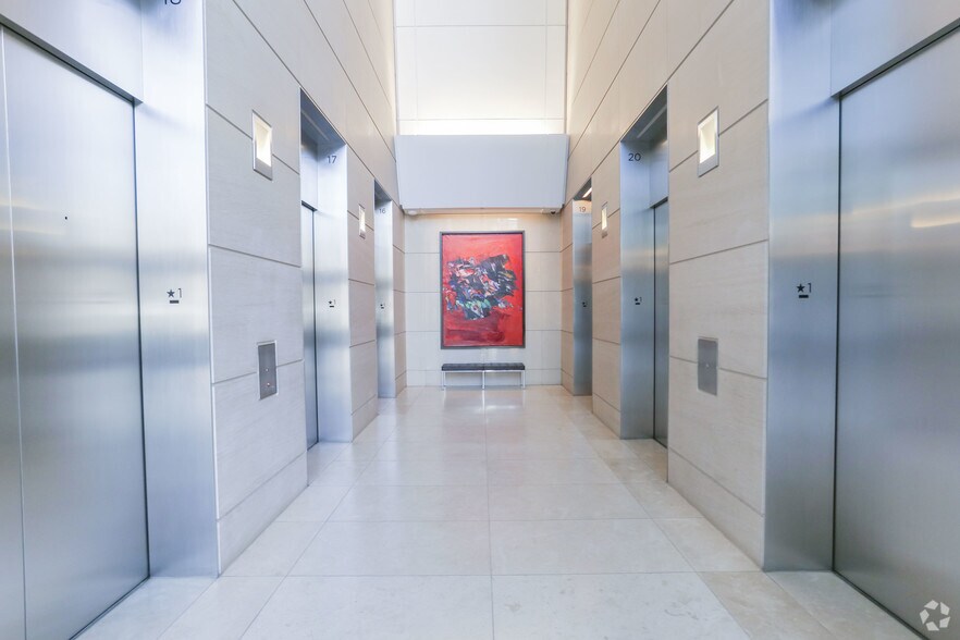 585 8th Ave SW, Calgary, AB à louer - Hall d’entrée – Image 2 sur 20