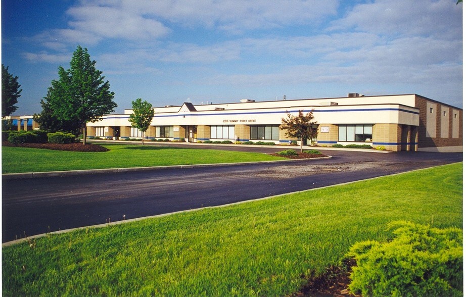 205 Summit Point Dr, Henrietta, NY à louer - Photo de l’immeuble – Image 2 sur 5