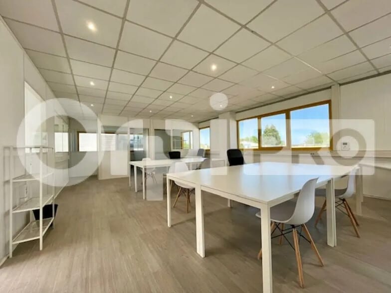 Bureau dans Santeny à louer - Photo de l’immeuble – Image 3 sur 12