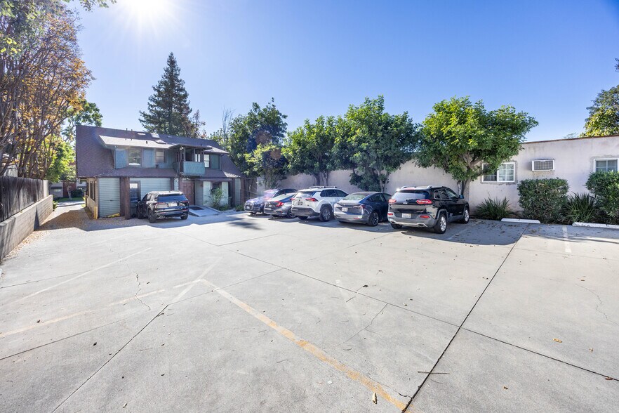275 E California Blvd, Pasadena, CA à vendre - Photo de l’immeuble – Image 2 sur 11