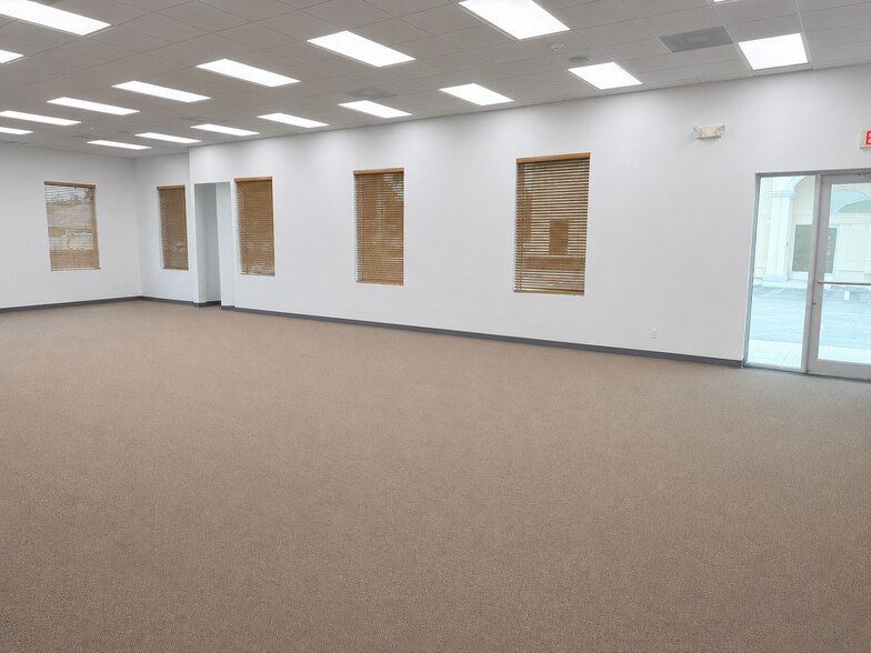 5055 S Congress Ave, Lake Worth, FL à louer - Photo de l’immeuble – Image 3 sur 11