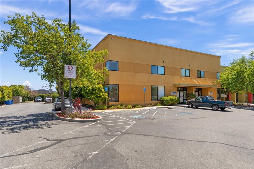 125 Hangar Way, Watsonville, CA à vendre - Photo de l’immeuble – Image 2 sur 28